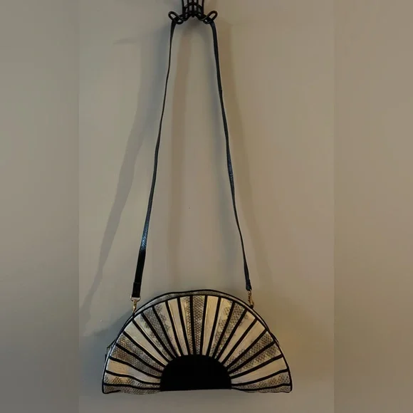 Lee Sands Vintage genuine snakeskin Black and off whit/beige fan shaped bag. - Picture 2 of 3